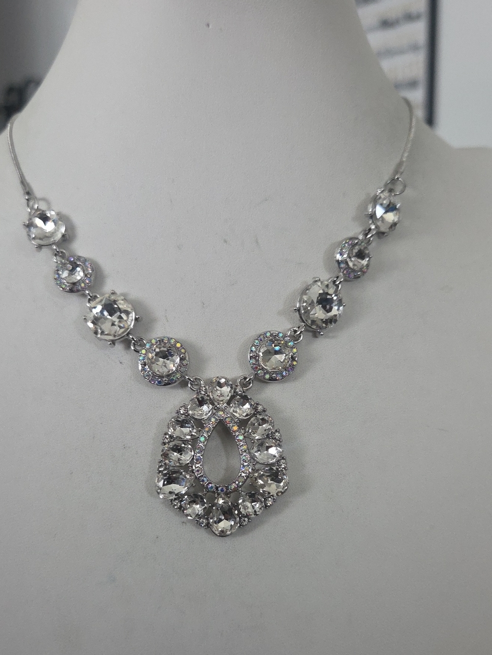 Paparazzi Rarest In The Land White Necklace NWT